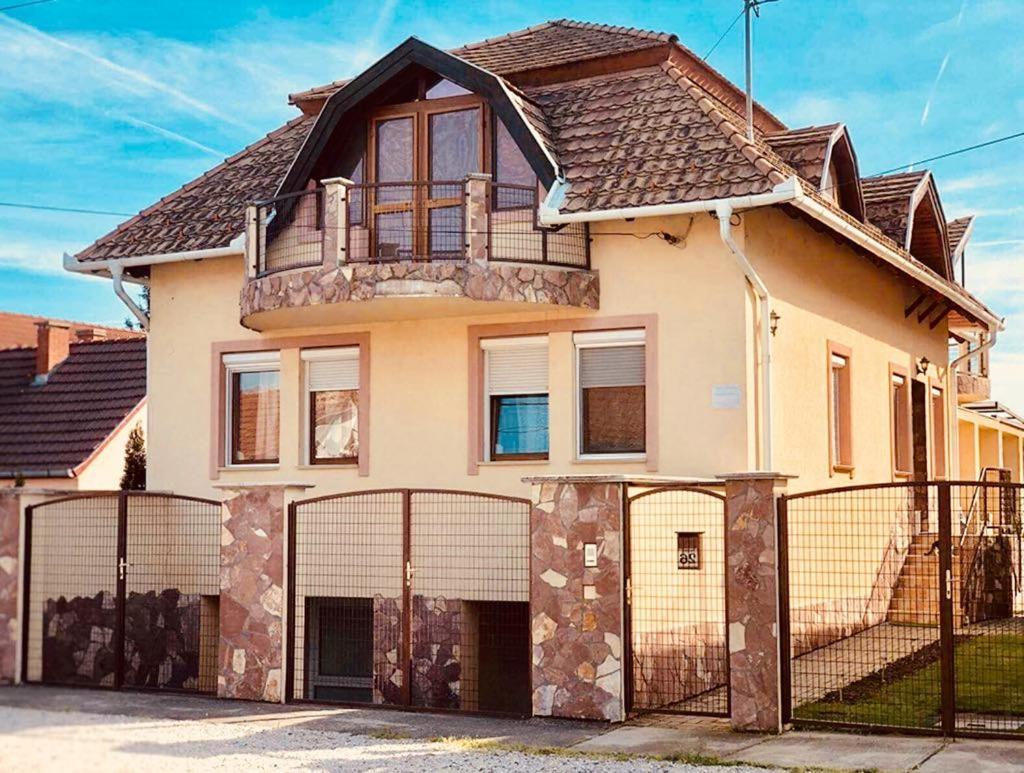 Aranylo Apartmanhaz Хайдусобосло Экстерьер фото